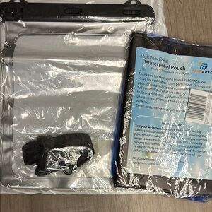 ❣️5 items $25 Transparent and Black Waterproof Pouch 2 waterproof pouch’s 🆕
